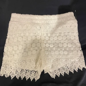 Vita spetts shorts - Säljer dessa populära spetts shorts från Gina i storlek 34!🙌🏻🤍