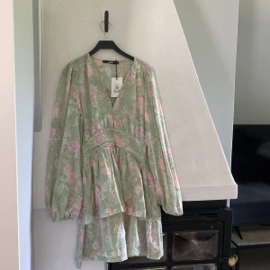 Grön blommig kortklänning BikBok XS - Fin klänning från bikbok, aldrig använd (prislapp kvar) storlek xs! Nypris 700 mitt pris 500kr💕(skickar snabbt! )