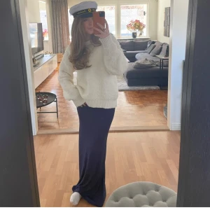 Marinblå lågmmidjad långkjol  - Lågmidjad långkjol från Nelly. Storlek xs. Endast använd en gång! 💜💜