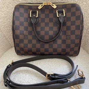 Brun rutig mönstrad handväska - Säljer denna helt nya och oanvända handväska. Justerbart axelband kommer med. PM innan du köper! ☺️Vill tillägga att den har en ganska stark ”behandlad” lukt - så det kan säkert hjälpa att vädra ur den lite mer.