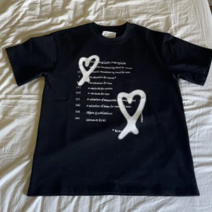 Maison Margiela T-shirt - Säljer denna snygga Maison Margiela T-shirten som är perfekt nu till sommaren. Stolek-S. Har originella fakturan, tagen och påsen den skickades i. Endast använd någon gång!!