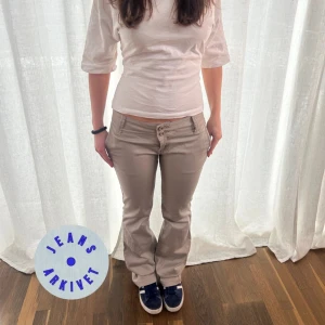 Kostymbyxor - Kostymbyxor i storlek S. Midjemått: 38cm x 2 Innerbenslängd: 82 cm Modellen på bilden: 160 cm