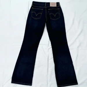 Levi's Vintage 529 Jeans - Super snygga vintage mörkblå bootcut Levi's 529 jeans med klassiska kontrastsömmar och femficksdesign. 