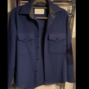 Blå overshirt från A Day's March - Säljer en riktigt fet overshirt från A days march i storlek S. Fint skick