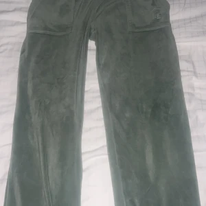 Grönt Juicy Set - Grönt Juicy set storlek XS. Använd ett par gånger men i väldigt bra skick! Säljer eftersom att det är för litet för mig nu. Kommer självklart tvättas innan jag postar. Frakt ingår inte!