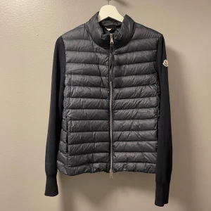 Moncler Cardigan  - ‼️VI TAR EJ BYTEN‼️Moncler Cardigan  | Skick: 9/10 | Storlek (L), Passar (M) | Fraktar inom 24H efter köp på köparens bekostnad 📦💨 | Hör av dig vid minsta fråga eller fundering 💭