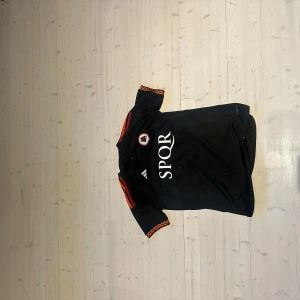 Exklusiv AS Roma tröja - Mycket snygg och sällsynt As Roma tröja med Dybala tryck på ryggen
