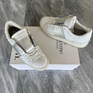Valentino skor  - Valentino Open - Skick: jättefint skick, nya sulor - Storlek 36 - Tillbehör: Valentino kort - Nypris: 6000kr - TrendWardrobe