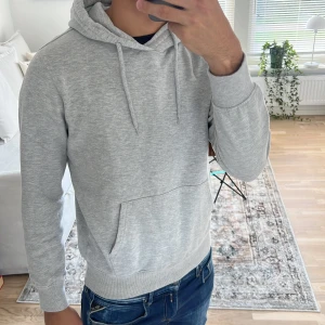 Hoodie från Cubus  - Skön hoodie från Cubus, skick 10/10 inga defekter ingenting, nypris på denna är 799, mitt pris är 499 men går såklart att diskutera! Jätteskönt material! 
