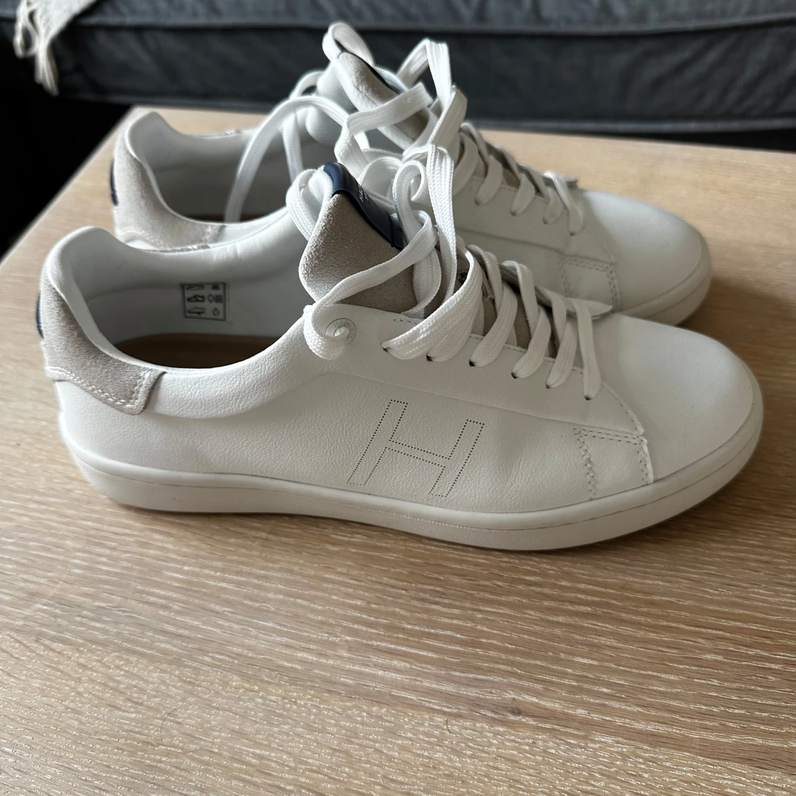 Vita sneakers från Hackett