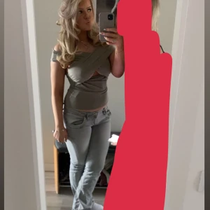 Soft touch wrap top - Trendig och helt slutsåld olivgrön top från Ginatricot. Säljes pga att den inte kommer till använding. 