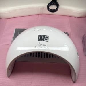 Nagellampa från Nagelgiganten - Nagellampa från Nagelgiganten.se med digital timer, perfekt för att härda gelnaglar. Lampan är vit och har plats för hela handen. Passar både hemma och till proffsiga nagellooks. Fler bilder kan fås