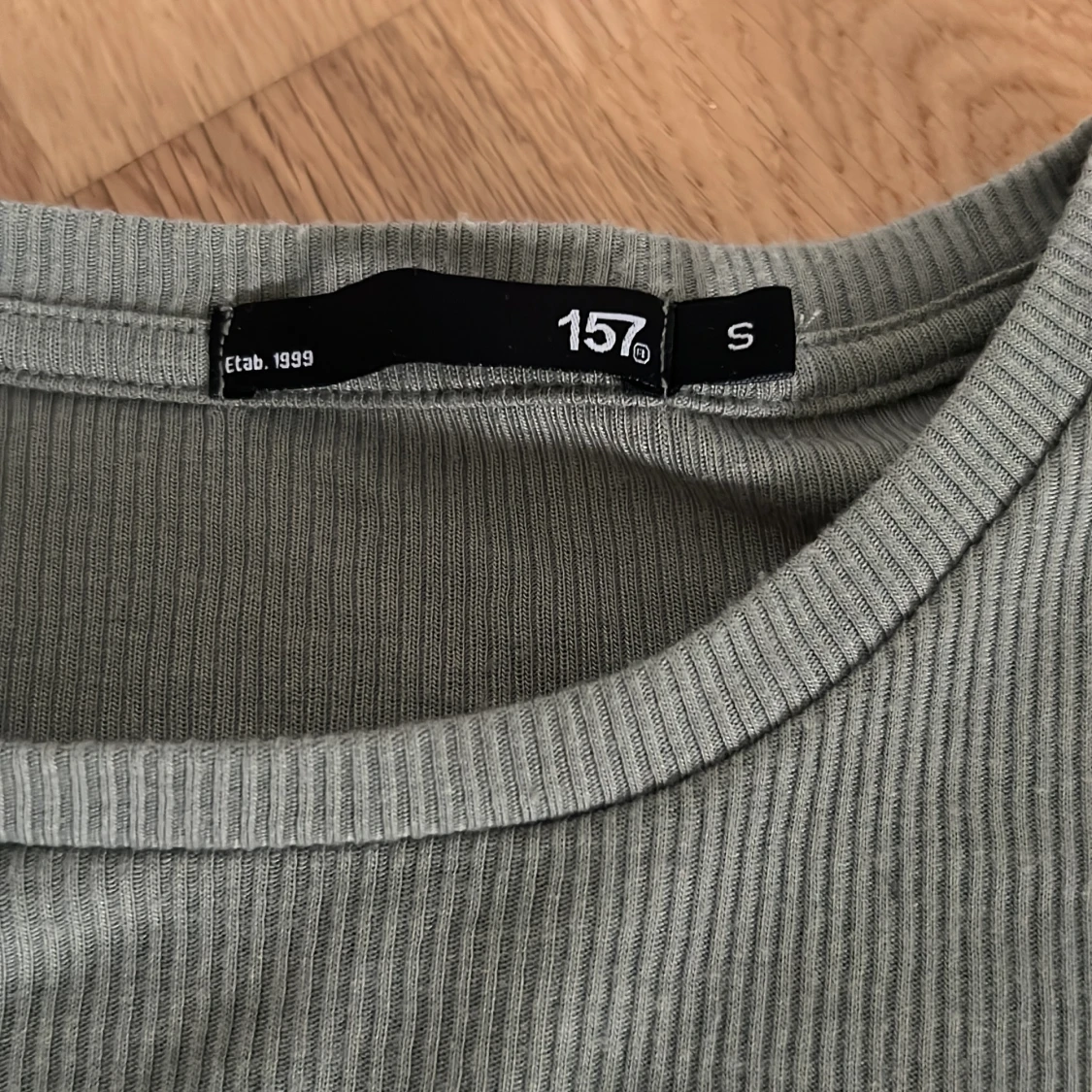 Ribbad grön t-shirt  - 1