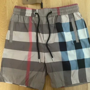 Burberry shorts  - Snygga shorts från Burberry med klassiskt rutigt mönster. Storlek M men sitter mer som S, Perfekta för sommaren och ger en clean, trendig vibe.