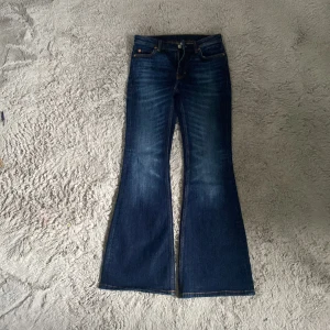 Weekday jeans  - Mörkblåa jeans från weekday i modellen Flame. Använda MAX 3 gånger. Storlek 24/32. Nypris runt 600 kr.
