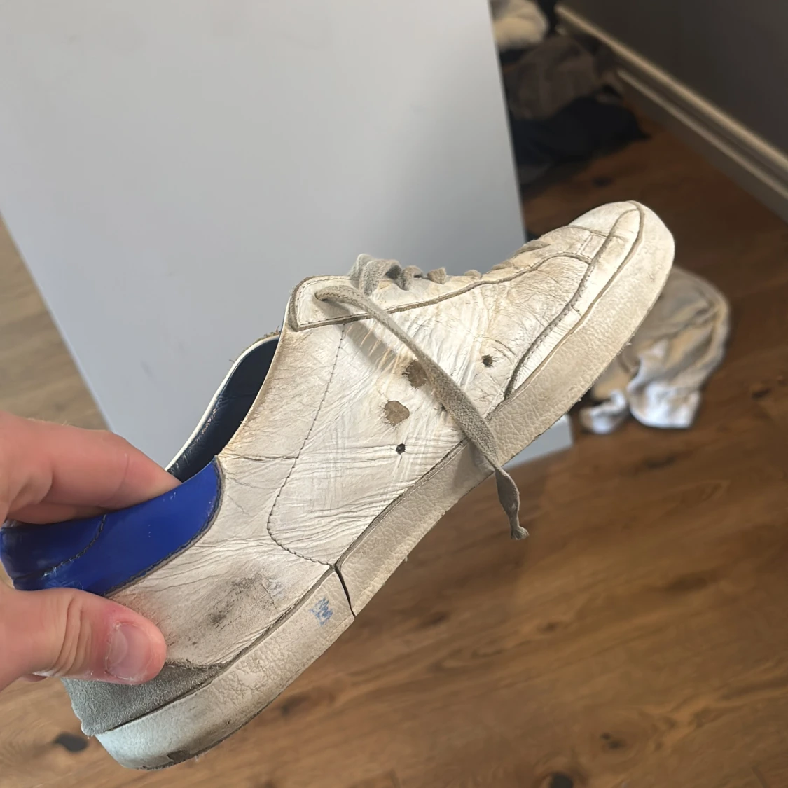 Golden Goose vita sneakers med blå detalj - 1