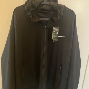Svart Nike Miller Jacka - Säljer nu denna helt nya Nike miller jackan perfekt för en clean look! Sitter som en M