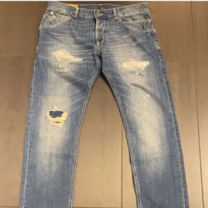 Dondup Jeans | Slitningar - Säljer nu dessa feta dondups för ett otroligt billigt pris. Nypris ligger på runt 4000kr. Modellen är runt 185cm och dem passar perfekt! Hör av dig för fler frågor.