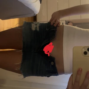 lågmidjad jeanskjol  - lågmidjad jeanskjol från hollister tyvörr förlåten därför jag säljer midjemått rakt över ör runt 38/39cm ❤️