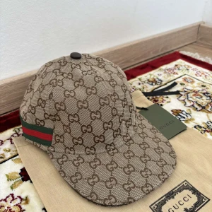Gucci keps - Säljer en helt ny Gucci keps.                           Model: Gucci, normal                                                                    Har flera kepsar på profilen.                                          Kan tänka mig sänka priset vid snabb affär.             Vid flera frågor hör av dig. 