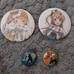 Anime pins  - 20 kr för de små, 40 för de stora 💗