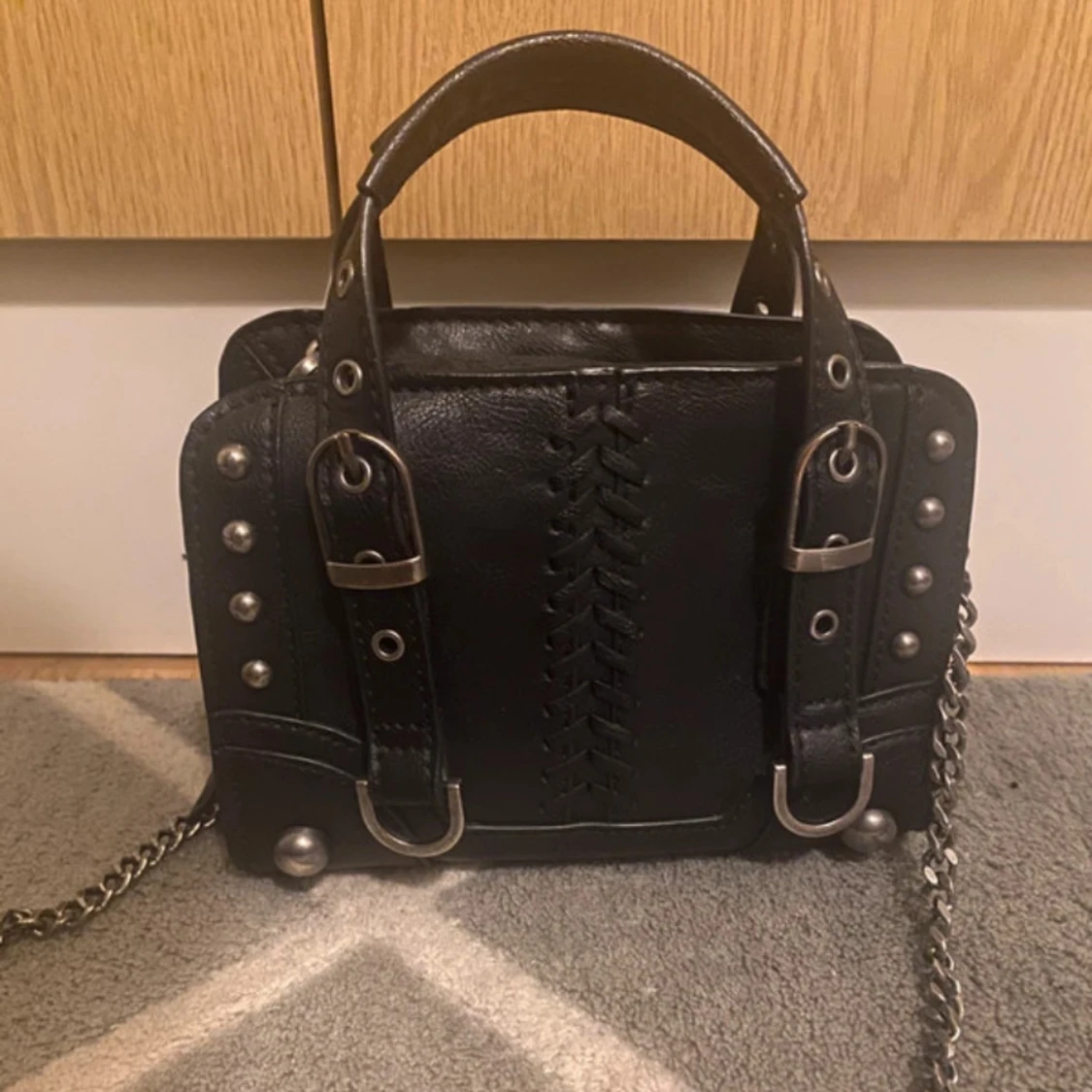 Svart Zara väska med nitar - 3