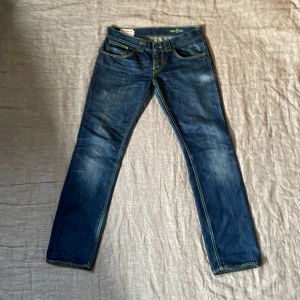 Blå jeans från Dondup Stan Art - Säljer ett par riktigt feta jeans från DONDUP StanDart. De är i bra skick utan vidare effekter. Nypris värderas runt 3000 jag säljer de för endast 499 kan eventuellt gå ner i pris vid snabb affär. 