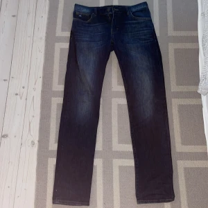 Blå jeans från J.Lindeberg - Snygga blå jeans från J.Lindeberg med klassisk femficksdesign och diskret logga på myntfickan. Jeansen har raka ben och normal passform, med  tvättade detaljer för en cool look. Perfekta till sneakers eller boots. 