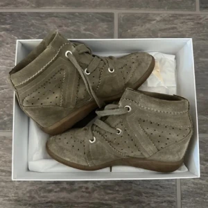 Isabel marant skor Bobby🩷 - Jättesnygga skor med klicklack från Isabel Marant i modellen Bobby😍jättesöt grön/khaki färg🫶 jättefint skick⭐️strl 39  skriv för fler bilder!