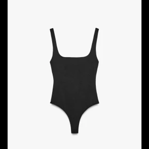 Svart body från Zara - Säljer en snygg svart stringbody! Aldrig använd då jag beställde två olika storlekar och endast skulle behålla ena. Går inte längre att returnera. Lapp sitter kvar! Storlek S🩷 köpt för 250 kom med bud!!