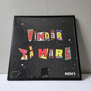Hov1 - Albumaffisch, 31.5x31.5cm - Hov1 - Vindar På Mars albumaffisch, 31.5x31.5cm  Passar bra i IKEAs tavelram Lomviken!  Skickas i papprulle - Ramen ingår inte!