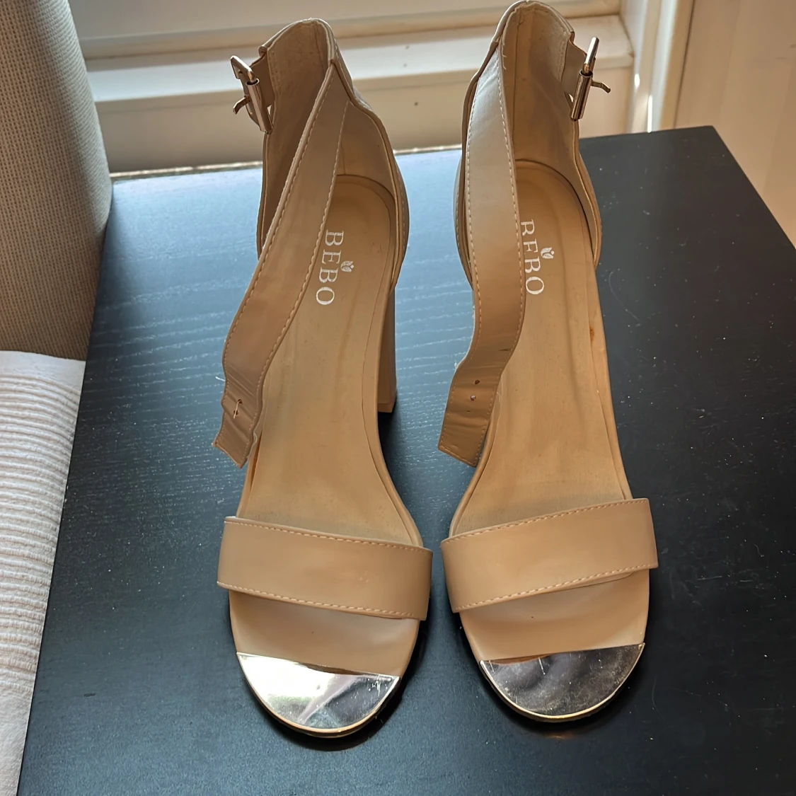 Beige sandaler med klack från BEBO - 1