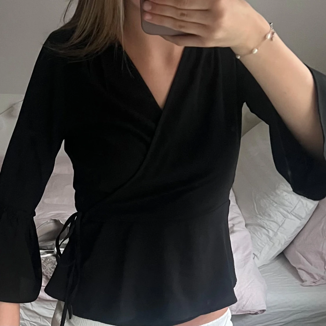 Svart omlottopp med knyt