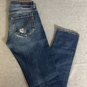 Dondup George jeans  - Vädligt snygga Dondup George Jeans | Riktigt fet design med detaljer och väldigt snygg passform | Eftertraktad färg | Byxan är i Vädligt bra skick och har inga tecken på användning | Nypris runt 3k💰| Pris går att diskutera vid snabbare köp | Kontakta vid fler frågor eller funderingar ✔️