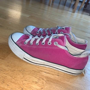 Rosa Converse Sneakers - Klassisk Converse All Star sneakers i en snygg rosa färg. Perfekta för dig som vill ha en färgklick till outfiten!