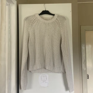 Beige stickad tröja från Gina Tricot - Säljer en beige stickad tröja från Gina Tricot i storlek L. Tröjan har grovstickat mönster, rund halsringning och långa ärmar. Perfekt för lager-på-lager och chill vibes. Passformen är normal och materialet känns mjukt och skönt.