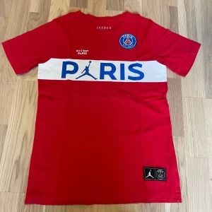 PSG T-shirt - En snygg PSG t-shirt som är använd fåtal gånger. Den är i bra skick och priset kan alltid diskuteras.