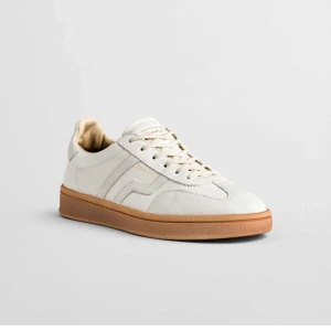 Gant sneakers  - Säljer mina fina skor från Gant som ja köpte och använde en gång men insåg att denna sko inte riktigt sitter bra på mina fötter därav att ja säljer. Använda en gång så syns knappt att dem är använda. Priset kan diskuteras 💞köpta för 1439kr