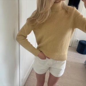 Polotröja 100% Kashmir  - Sjukt fin polotröja från Wilfred i 100% kashmir💛 fint skick