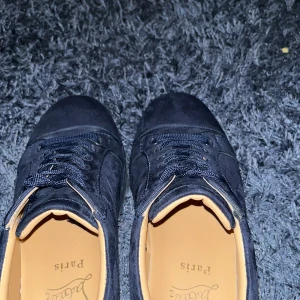 Marin blå Loubs stl 41 - Snygga marin blå skor från Christian Louboutin i mocka med klassiska röda sulor.