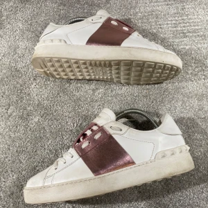 Valentino skor - Hej! Säljer nu mina skor från märket Valentino, storlek 38.5 bra skick, givetvis äkta. Tveka inte på att höra av dig om du har frågor eller funderingar kring skorna! 