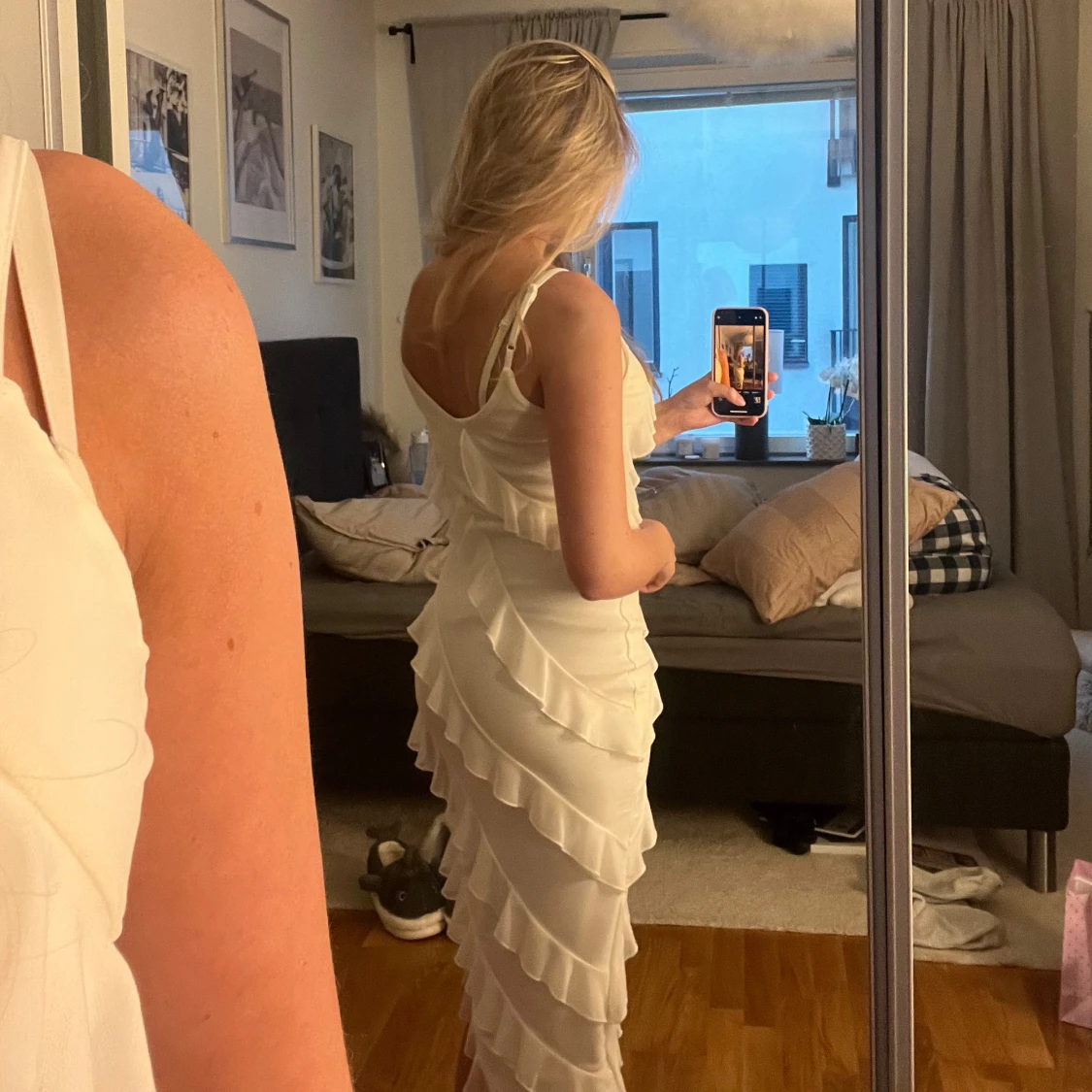 Vit långklänning med volanger - 2