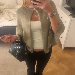Guldig poncho - Jätte fin o gullig guldig punch med pärlknapp. Köpt på Plick för några månader sen💞 har använt den några gången!!