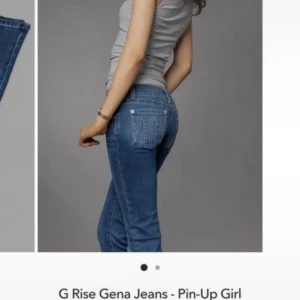 Blå G Rise Gena jeans bootcut - Snygga mörkblå jeans från G Rise, med klassisk femficksdesign och bootcut-ben. Jeansen har låg midja och är tillverkade i mjukt denimtyg som sitter skönt. 