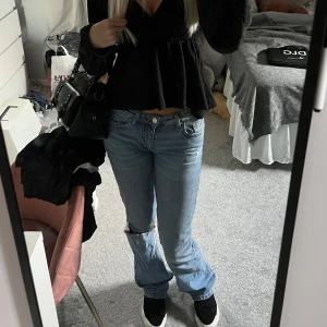 Jeans - Mina favoritjeans som inte passar långre tyvörr, jag har sytt dom lågmidjade de är från Ginatricot och i bra skick❣️