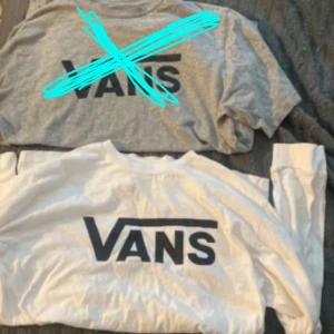 vit vans tröja 🧸 - säljer den vita! 🧸 de är inte riktigt min stil och hoppas den kan komma till användning 🧸den är aldrig använd och passar perfekt nu till sommarn 🧸