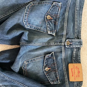 VINTAGE fornarnia bootcut lågmidjade jeans - Intressekoll- skulle kunna tänka mig sälja till ett bra pris om någon är intresserad, buda- föreslå pris! Midjemått rakt över: 41,5. Jag har sytt längst ner så dom passar mig som är ca 169 men man kan sprätta upp så de kan bli ca 8cm till om behövas. Skriv för fler frågor/ bilder!🫶😇