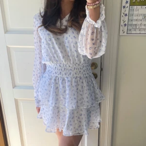 Sommarklänning - Supersöt sommarklänning från ginayoung som bara är använd en gång💕💕passar mig superbra som är 165cm