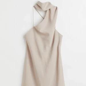 Söker denna Beige kort slipklänning med oneshoulder - .