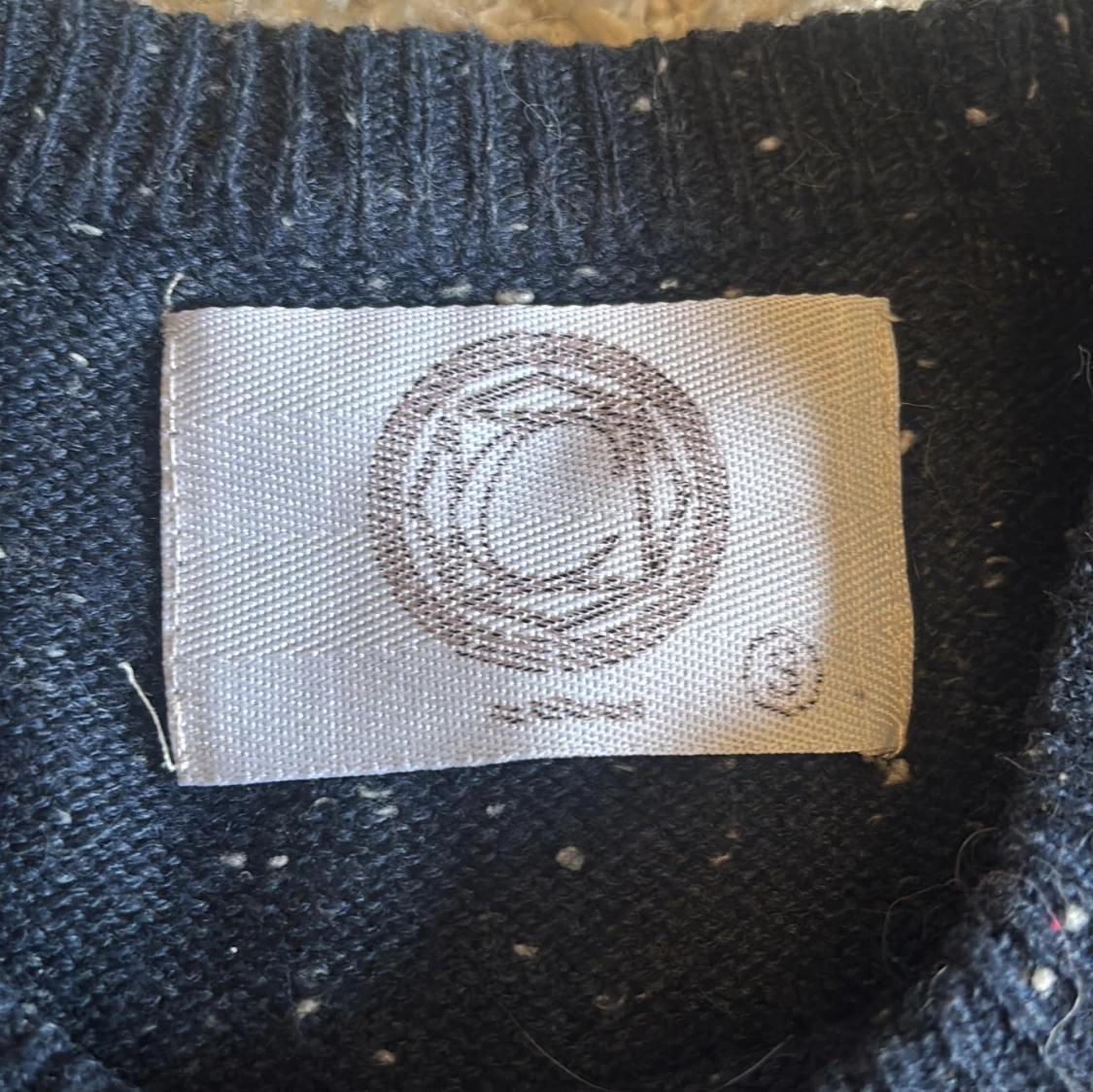 Mörkblå stickad tröja med vita prickar - 3